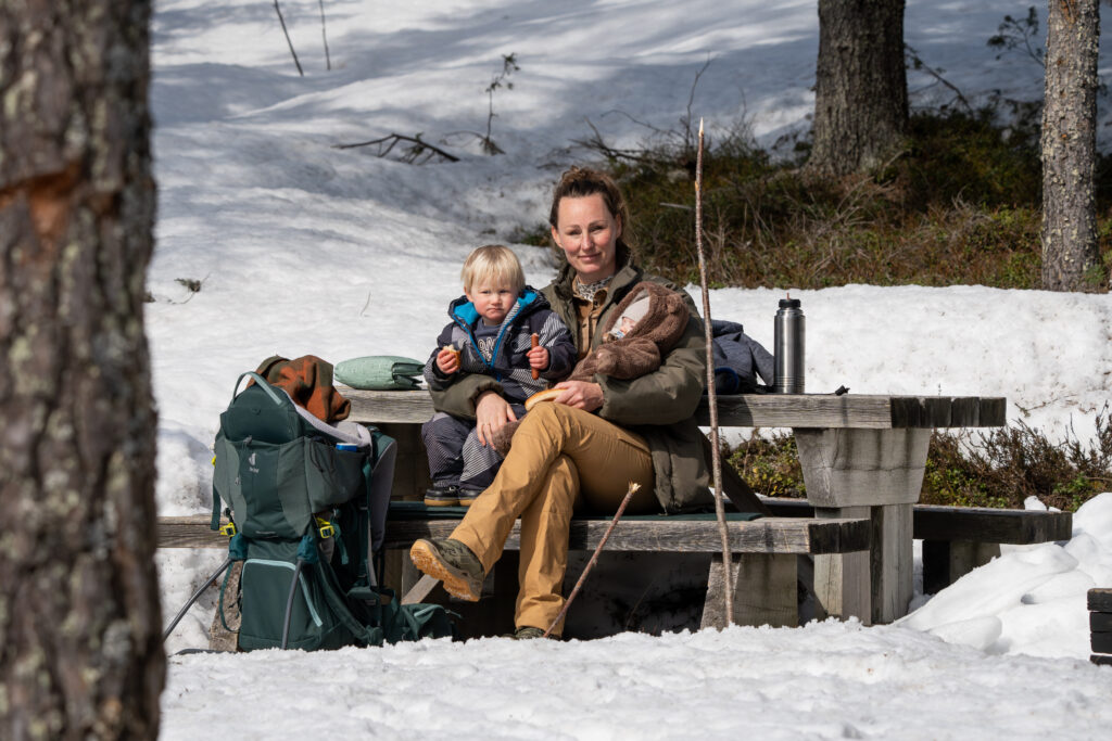 Een gezin in de winter in Zweden. Genieten van de natuur en avontuur