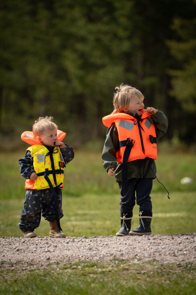 Twee kinderen in zwemvest klaar om te kanoen in de natuur van Zweden